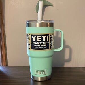 YETI sea foam Rambler 25 oz Mug with Straw Lid